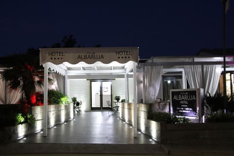 Albaruja Hotel, Property entrance