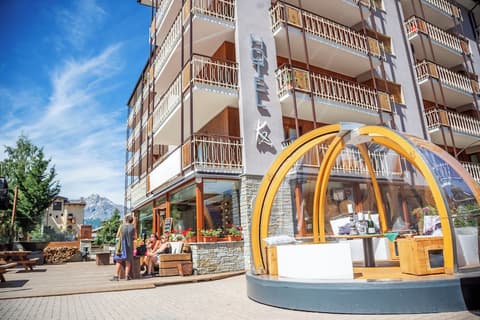 Hotel K2, Front of property