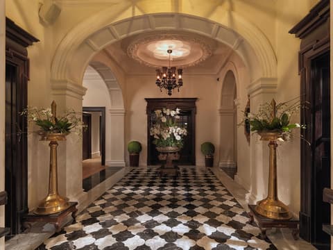 The Lalit London, Lobby