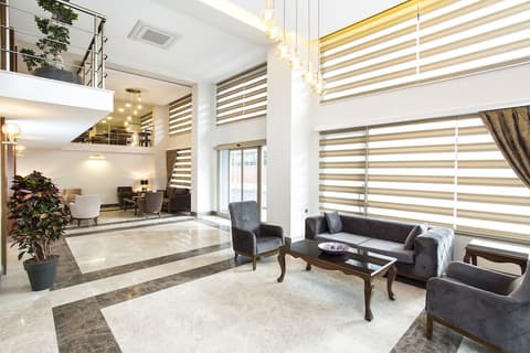 Perla Arya Hotel, Interior entrance