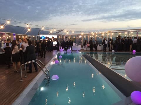 ICON Hotel, Poolside bar