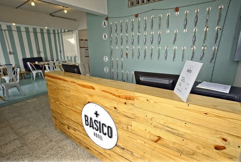 Mas Basico Hotel, Reception