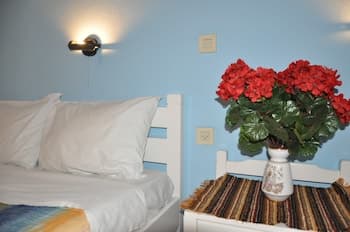 Alexandra Rooms, Room