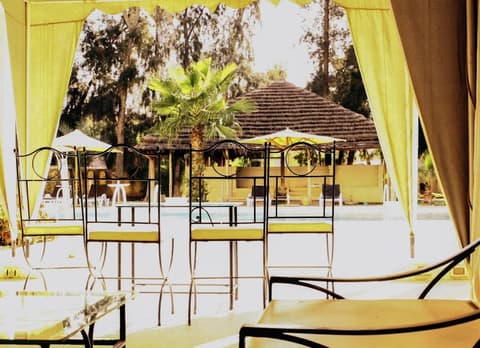 Hotel Continental, Property grounds