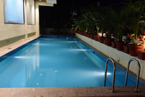The Flora Grand, Pool