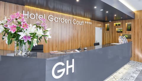 Hotel Garden Court, Reception
