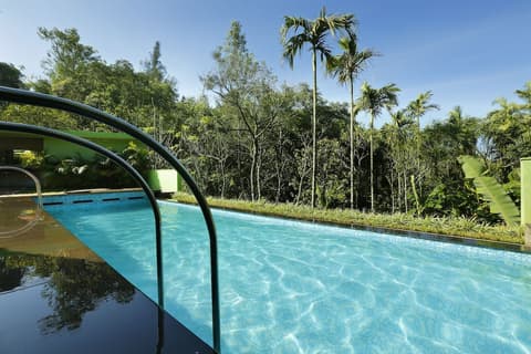 Spicegrove, Outdoor pool