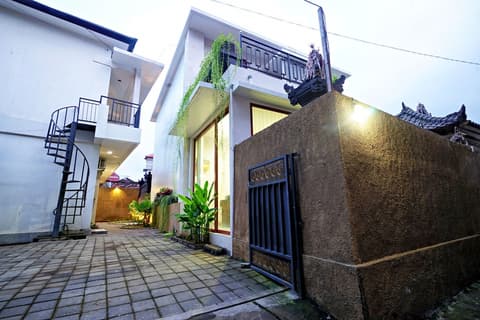 D'Pande, Property grounds