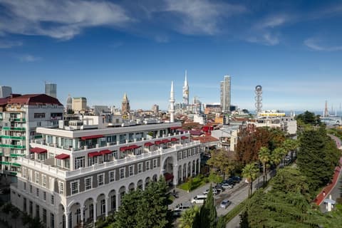 Le Port Apart Hotel, Property grounds