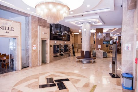 Selcuk Hotel, Interior entrance