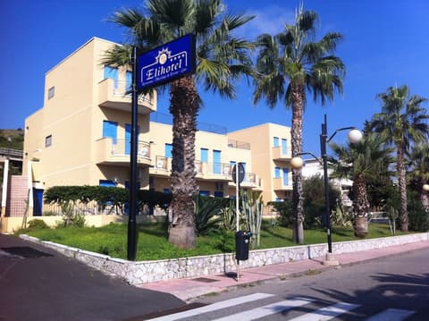 EliHotel, Front of property