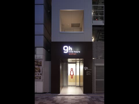 9h nine hours woman Kanda, Property entrance