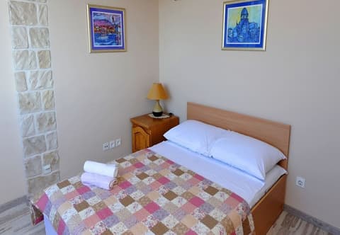 Sunset Apartment, Room