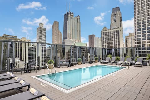 Viceroy Chicago, Rooftop pool