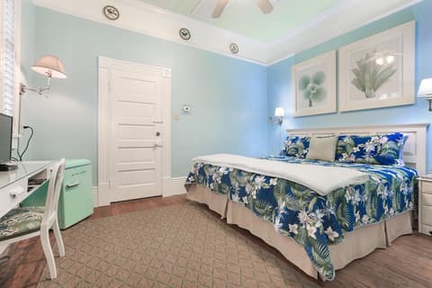 B&W Courtyards, Room