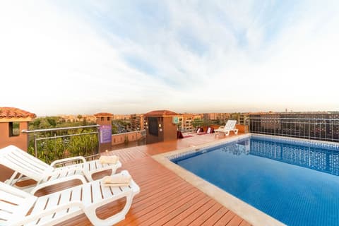 Palm Menara Hotel, Exterior