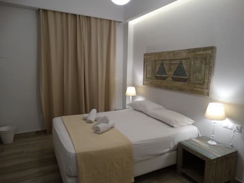 Naxos Lane Center Studios, Room