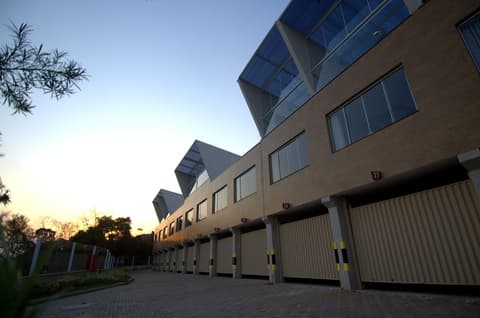 Le Ville, Front of property