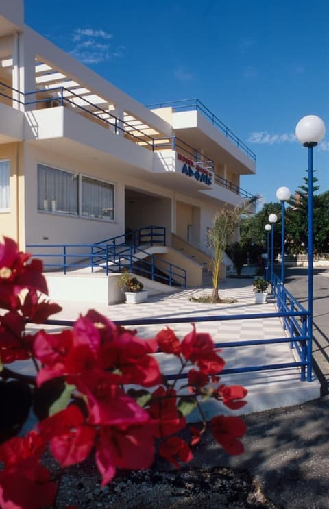 Adonis Hotel, Exterior