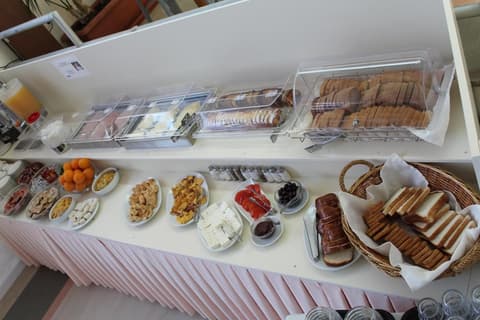 Adonis Hotel, Dining