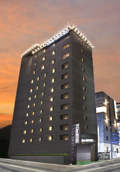 Lion Hotel, Front of property - evening/night