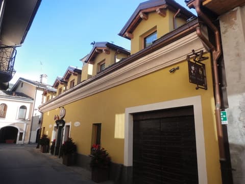 Le Reve Charmant, Front of property