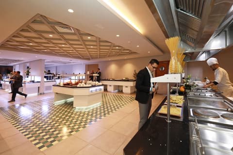 Kenzi Rose Garden, Breakfast buffet