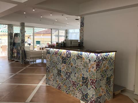 Hotel Amalfi, Reception