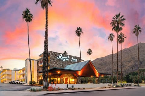 Royal Sun Palm Springs, Front of property