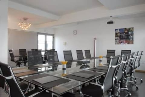 Hotel Executive, Meeting facility