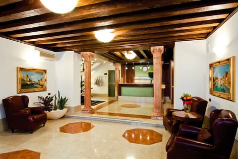 Hotel Foscari Palace, Lobby sitting area