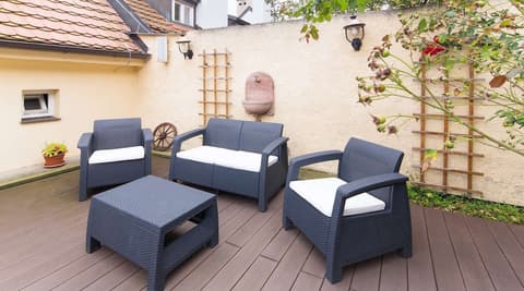 The Golden Wheel, Terrace/patio