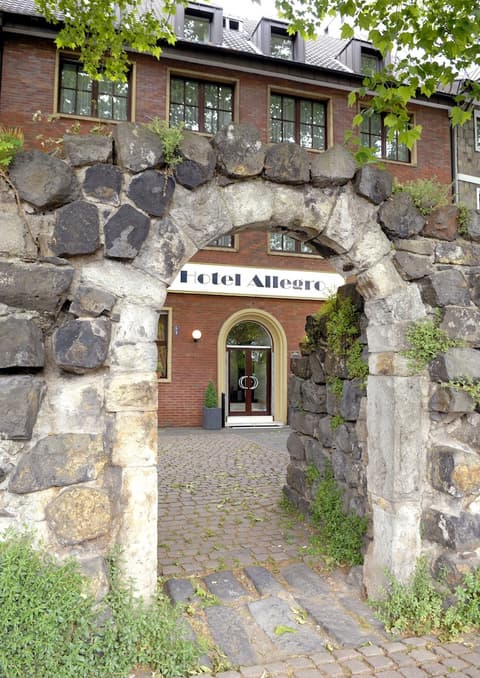 Hotel Allegro, Front of property