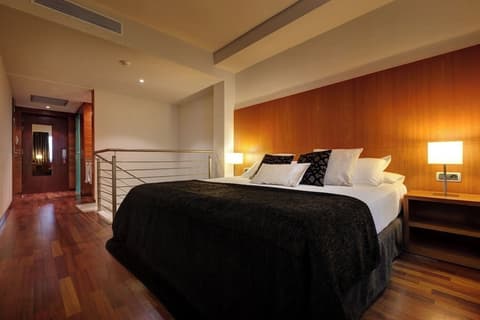 Acevi Villarroel, Room