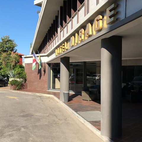 Hotel Mirage, Exterior