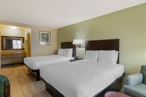 University Inn & Suites, Room