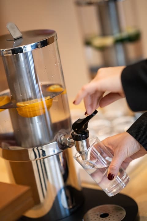 Catalonia La Maquinista, Reception