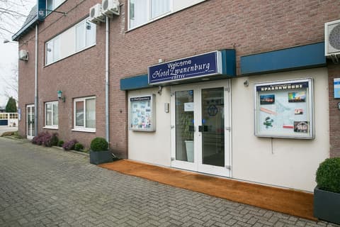 Hotel Zwanenburg, Property entrance