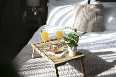 Plaza Hotel, In-room dining