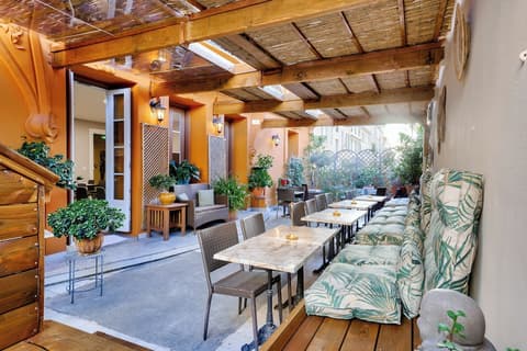 Hôtel Lépante, Exterior