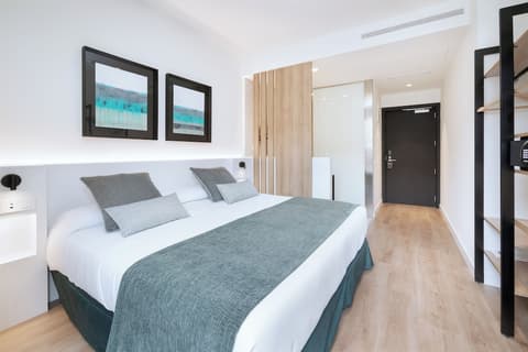 Alexandre Fira Congress, Room