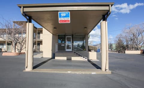 Highland Country Inn, Property entrance