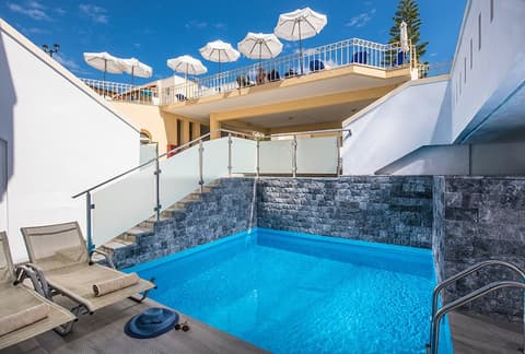 Alexander House, Room