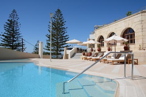 Macaris Suites and SPA, Outdoor pool