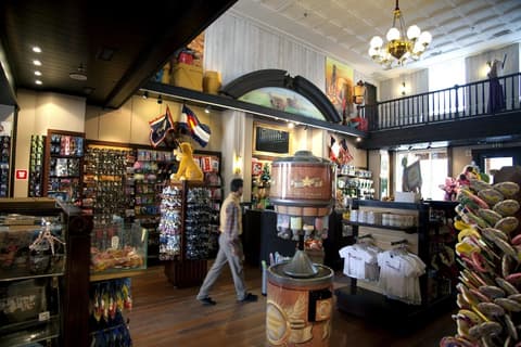 Disney Hotel Cheyenne, Gift shop