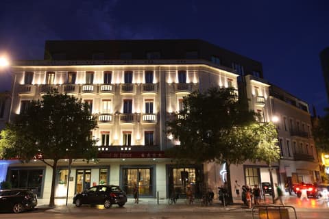 Hôtel de France, Front of property