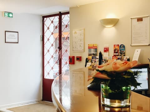 Hôtel Bellevue Paris Montmartre, Reception