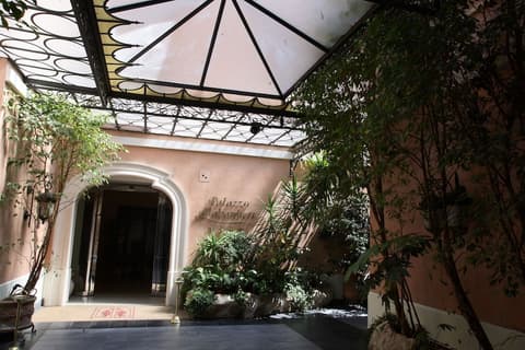 Palazzo Alabardieri, Front of property