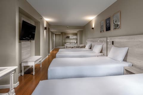 Up América Plaza, Room