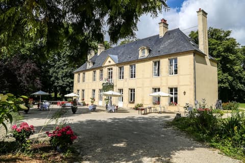 Château de Bellefontaine, Front of property